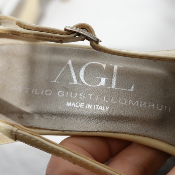 AGL Tan Patent Leather Low-heeled Pump with Cutout Sides, size 38½ - Picture 6 of 7